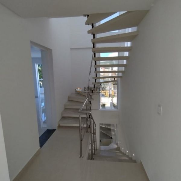 SOBRADO TRIPLEX 03 DORM. BAL.PEREQU.