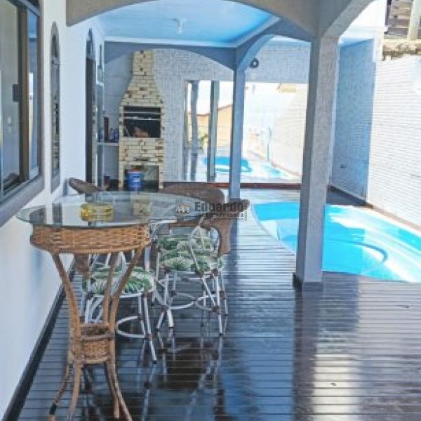 CASA COM 03 SUTES NA PRAIA DO ARA.