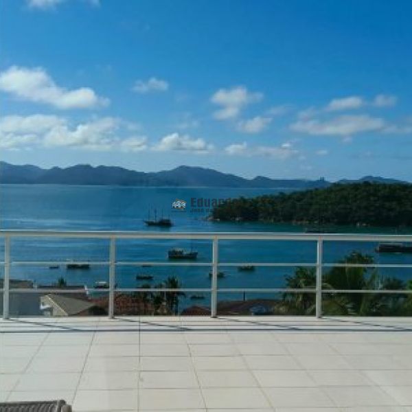 CASA COM 03 SUTES NA PRAIA DO ARA.