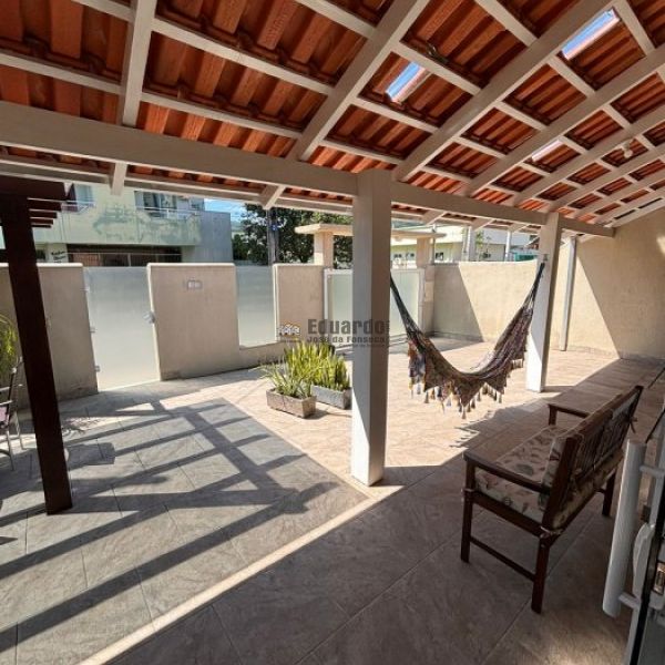 CASA COM 02 DORM. 01 SUTE EM BALN. PEREQU