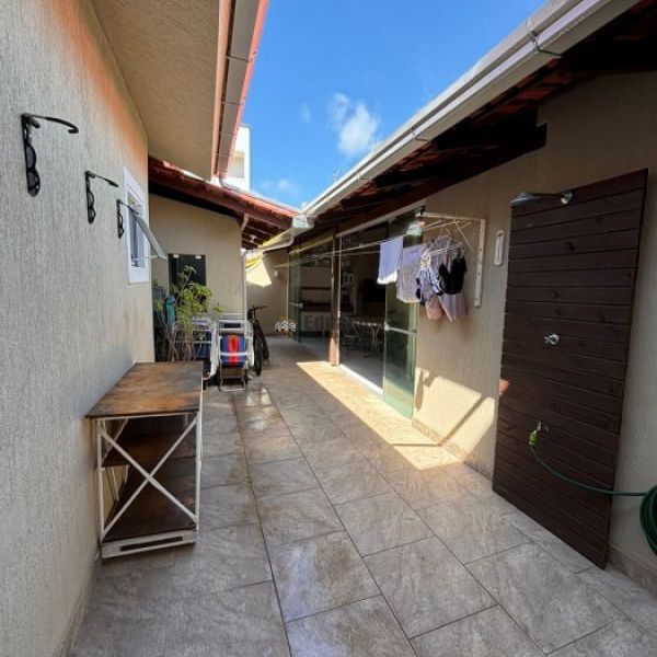 CASA COM 02 DORM. 01 SUTE EM BALN. PEREQU