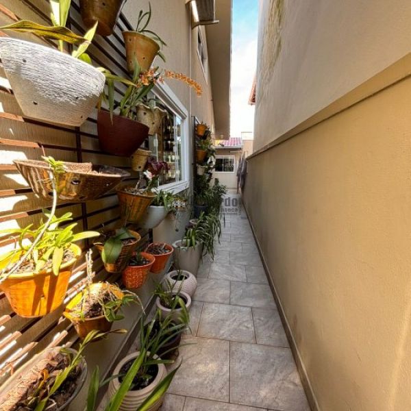 CASA COM 02 DORM. 01 SUTE EM BALN. PEREQU