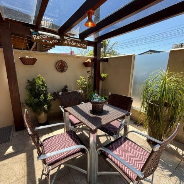 CASA COM 02 DORM. 01 SUTE EM BALN. PEREQU