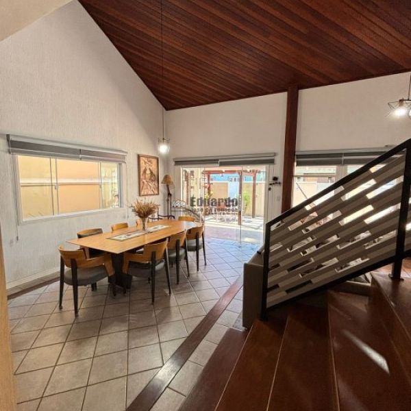 CASA COM 02 DORM. 01 SUTE EM BALN. PEREQU