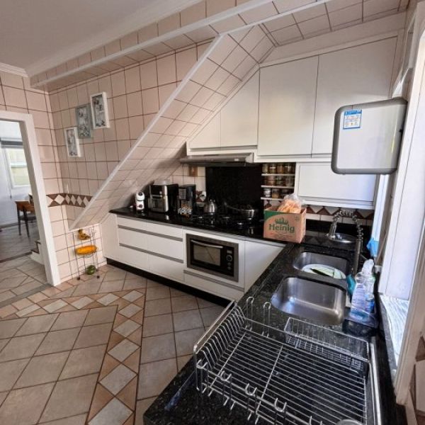 CASA COM 02 DORM. 01 SUTE EM BALN. PEREQU