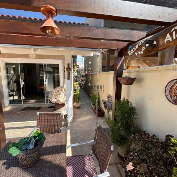 CASA COM 02 DORM. 01 SUTE EM BALN. PEREQU