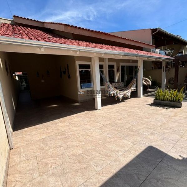 CASA COM 02 DORM. 01 SUTE EM BALN. PEREQU