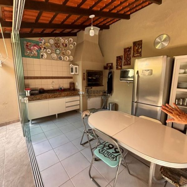 CASA COM 02 DORM. 01 SUTE EM BALN. PEREQU