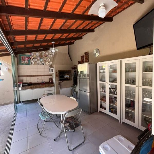 CASA COM 02 DORM. 01 SUTE EM BALN. PEREQU