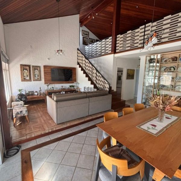 CASA COM 02 DORM. 01 SUTE EM BALN. PEREQU