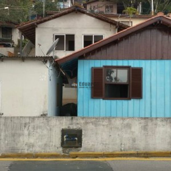 TERRENO COM EDIFICO NA PRAIA DE ARAA