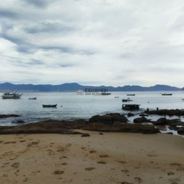 TERRENO COM EDIFICO NA PRAIA DE ARAA