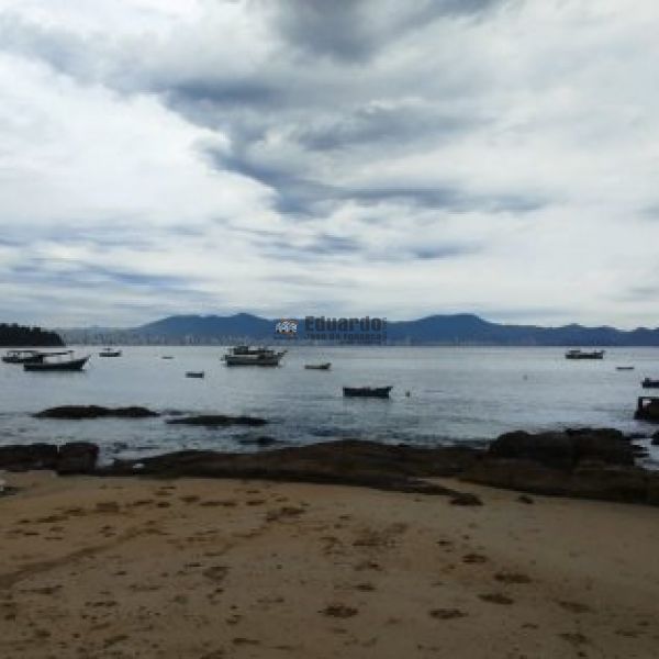 TERRENO COM EDIFICO NA PRAIA DE ARAA