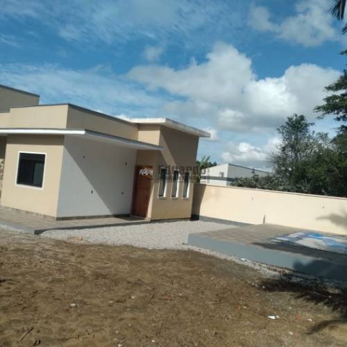 CASA NOVINHA COM 03 DORMITRIOS.