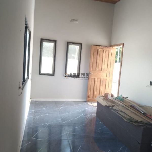 CASA NOVINHA COM 03 DORMITRIOS.