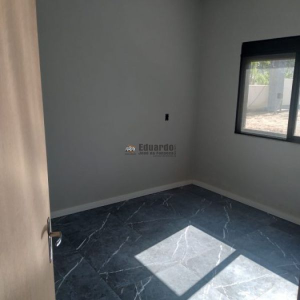 CASA NOVINHA COM 03 DORMITRIOS.