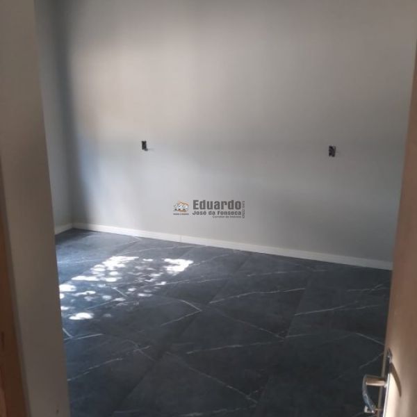 CASA NOVINHA COM 03 DORMITRIOS.