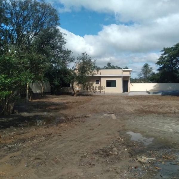 CASA NOVINHA COM 03 DORMITRIOS.