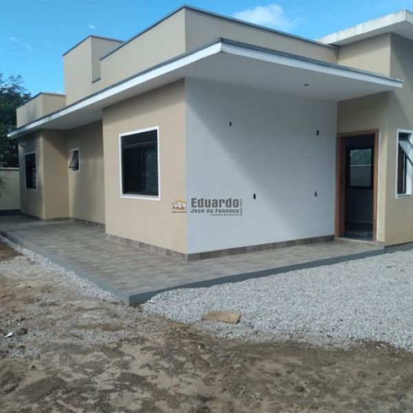 CASA NOVINHA COM 03 DORMITRIOS.