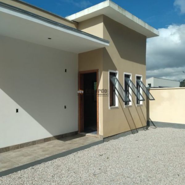 CASA NOVINHA COM 03 DORMITRIOS.