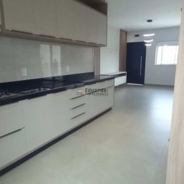 CASA  NOVA A POUCOS METROS DO MAR!