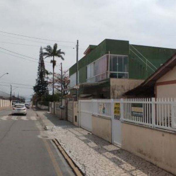 CASA COM 03 DORMITRIOS NO CENTRO DE PORTO BELO.