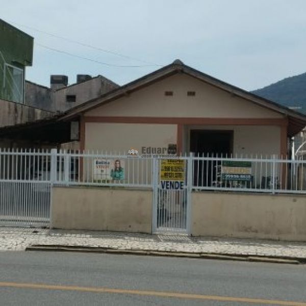 CASA COM 03 DORMITRIOS NO CENTRO DE PORTO BELO.