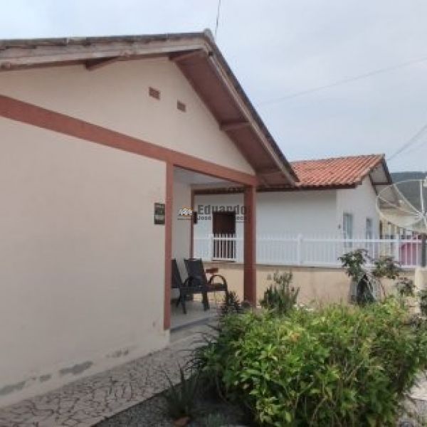 CASA COM 03 DORMITRIOS NO CENTRO DE PORTO BELO.