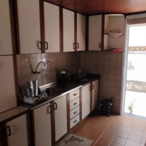 CASA COM 03 DORMITRIOS NO CENTRO DE PORTO BELO.