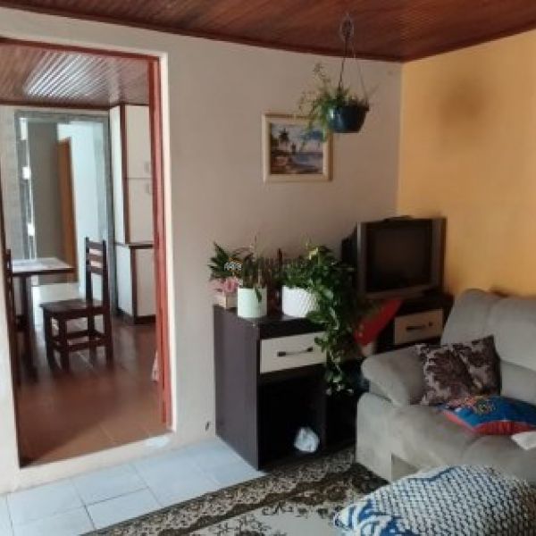 CASA COM 03 DORMITRIOS NO CENTRO DE PORTO BELO.