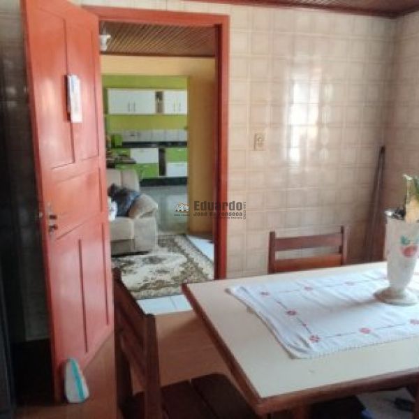 CASA COM 03 DORMITRIOS NO CENTRO DE PORTO BELO.