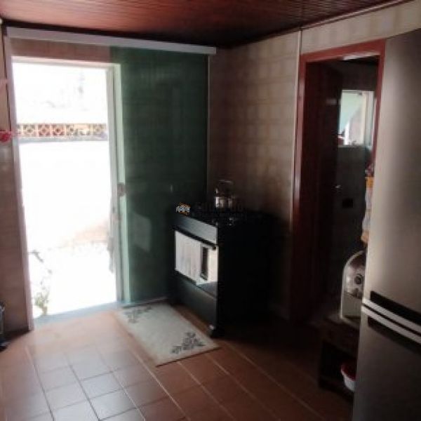 CASA COM 03 DORMITRIOS NO CENTRO DE PORTO BELO.