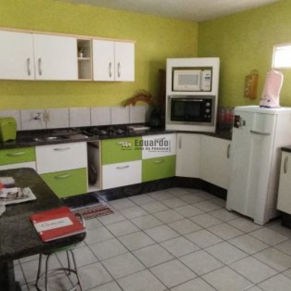 CASA COM 03 DORMITRIOS NO CENTRO DE PORTO BELO.