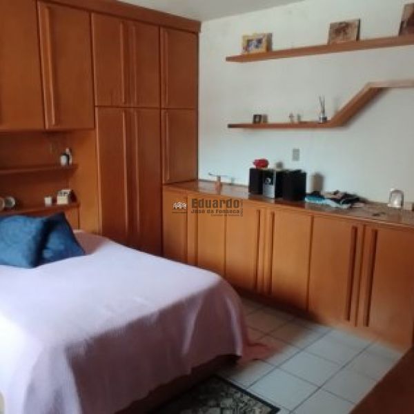 CASA COM 03 DORMITRIOS NO CENTRO DE PORTO BELO.