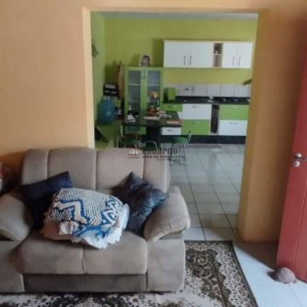 CASA COM 03 DORMITRIOS NO CENTRO DE PORTO BELO.