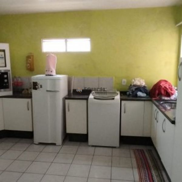 CASA COM 03 DORMITRIOS NO CENTRO DE PORTO BELO.