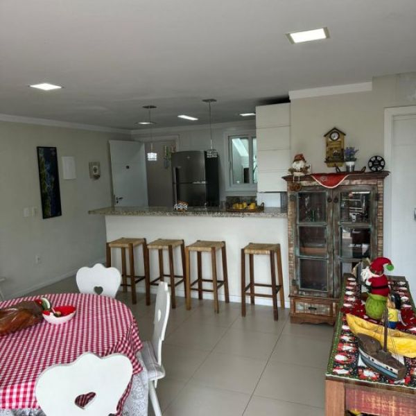 CASA A MENOS DE 30 METROS DO MAR EM PORTO BELO