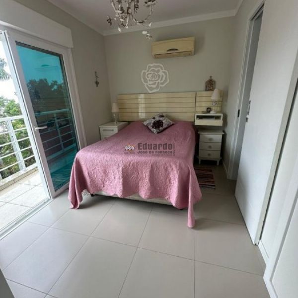 CASA A MENOS DE 30 METROS DO MAR EM PORTO BELO