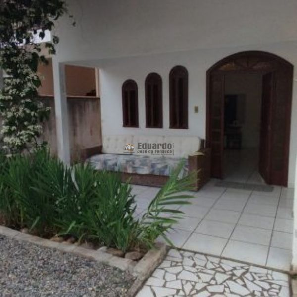 CASA NO CENTRO DE PORTO BELO