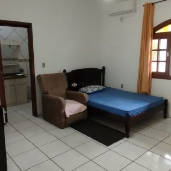 CASA NO CENTRO DE PORTO BELO