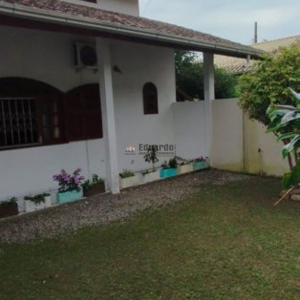 CASA NO CENTRO DE PORTO BELO