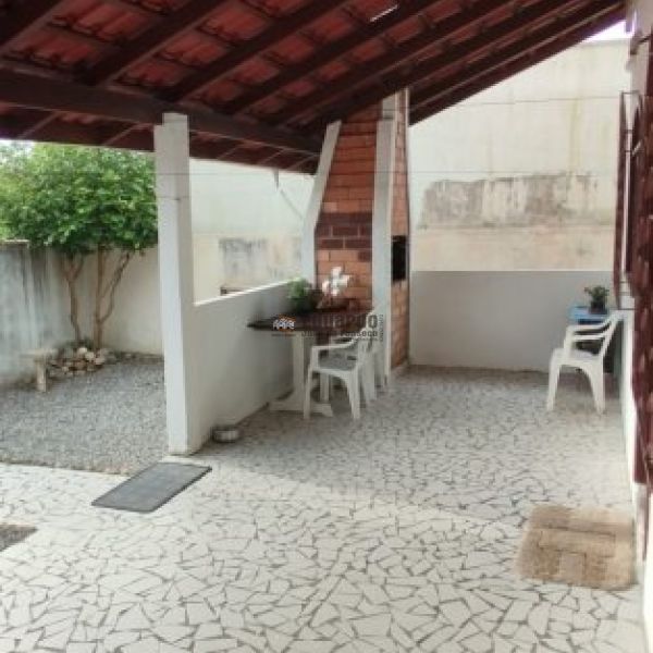 CASA NO CENTRO DE PORTO BELO