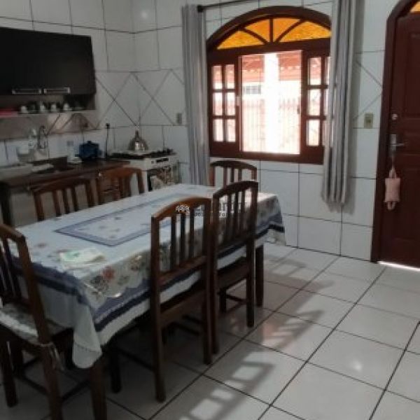 CASA NO CENTRO DE PORTO BELO