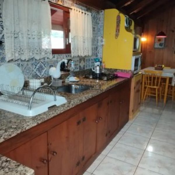 CASA NO CENTRO DE PORTO BELO