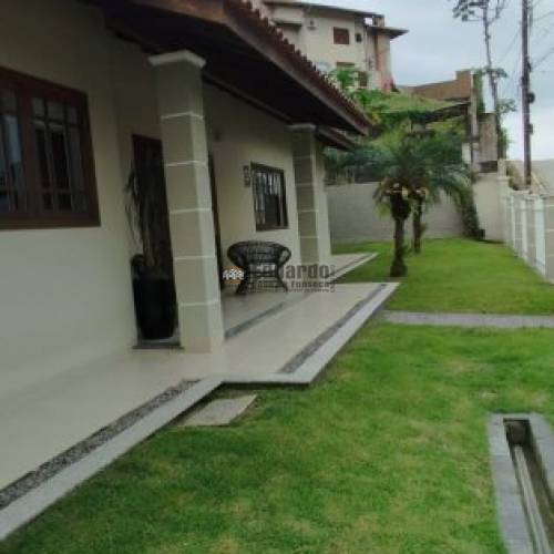 CASA COM 04 DORMITRIOS  EM PORTO BELO.