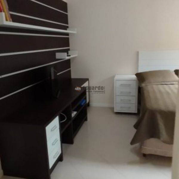 CASA COM 04 DORMITRIOS  EM PORTO BELO.