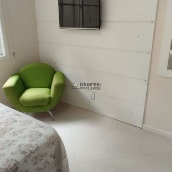 CASA COM 04 DORMITRIOS  EM PORTO BELO.