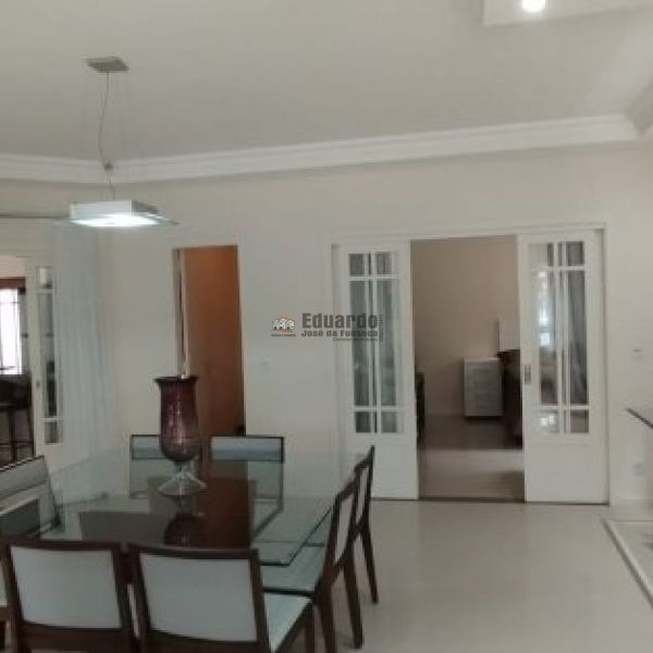 CASA COM 04 DORMITRIOS  EM PORTO BELO.