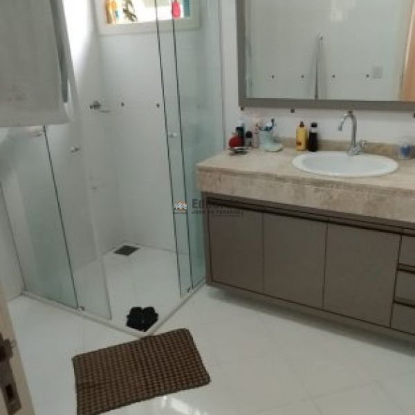 CASA COM 04 DORMITRIOS  EM PORTO BELO.