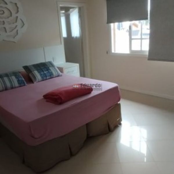 CASA COM 04 DORMITRIOS  EM PORTO BELO.